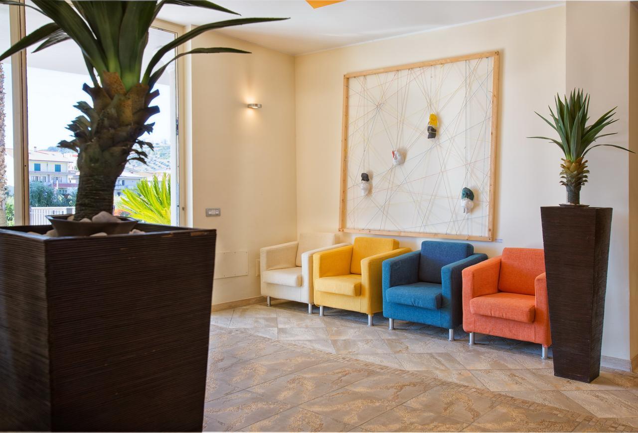Residence Il Girasole 1 อัลบา อาดริอาติกา ภายนอก รูปภาพ